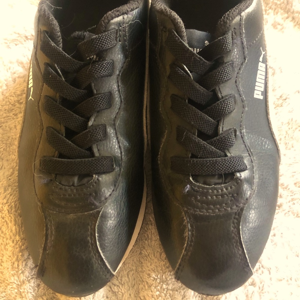 Boys size 2 puma sneakers.